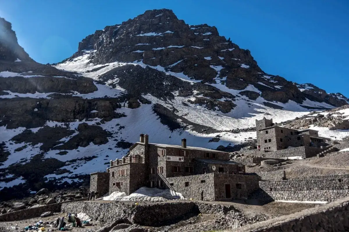 Refugio de piedra en las laderas nevadas del Toubkal, Marruecos.
