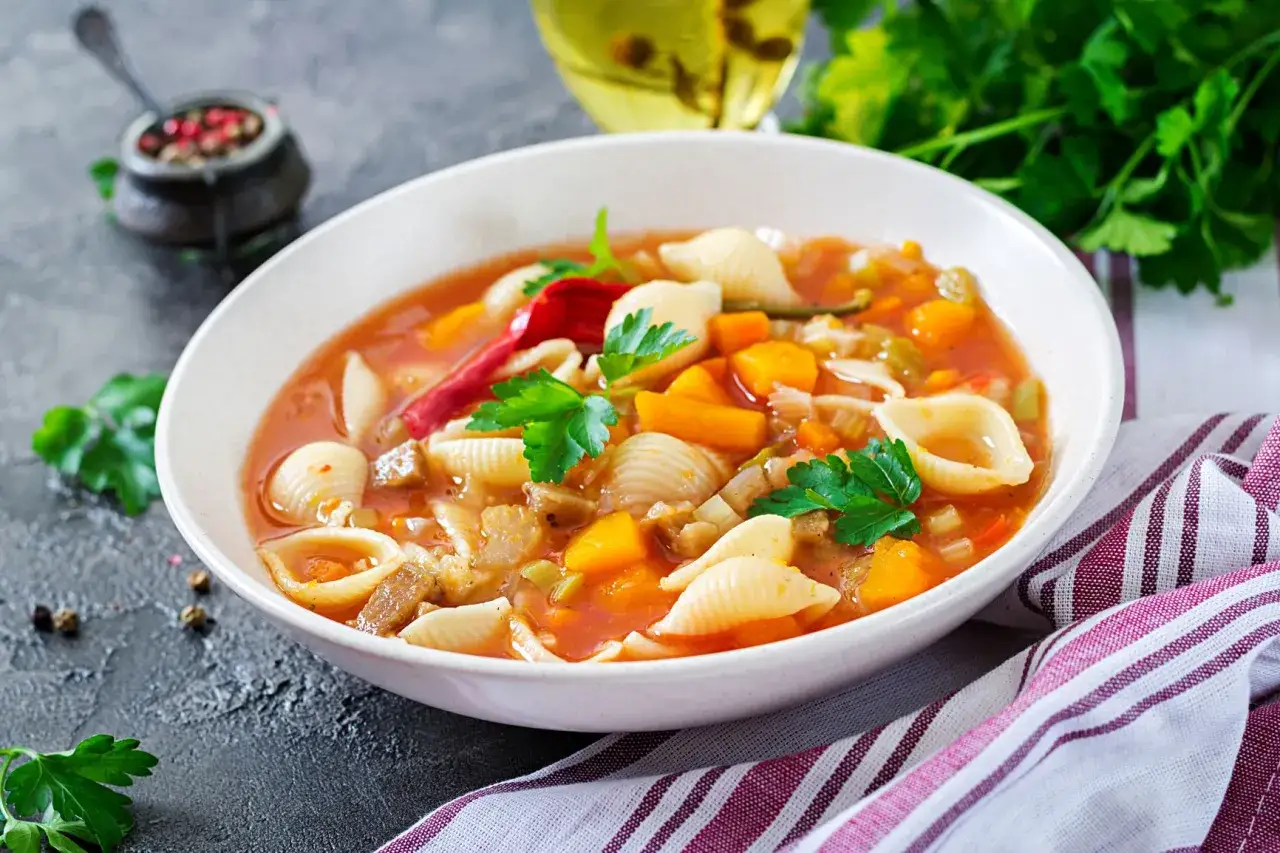Zupa jarzynowa a minestrone: bogactwo warzyw, makaronu i ziół w aromatycznym bulionie. Idealna na chłodne dni.
