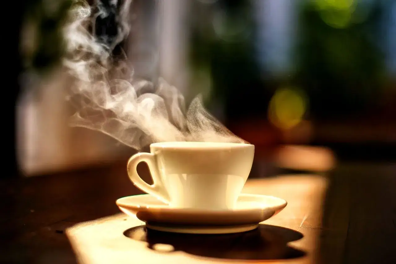 Tazza di caff&egrave; fumante, un piacere che alcuni temono sia cancerogeno.