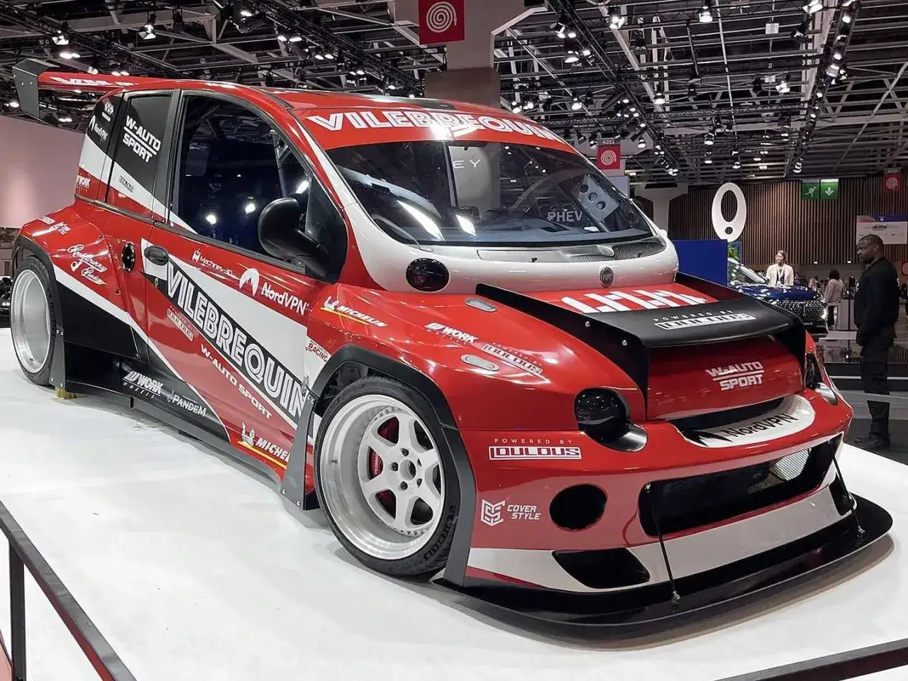 Un llamativo Fiat Multipla rojo con aler&oacute;n y carrocer&iacute;a ancha, un ejemplo de coches tuning.