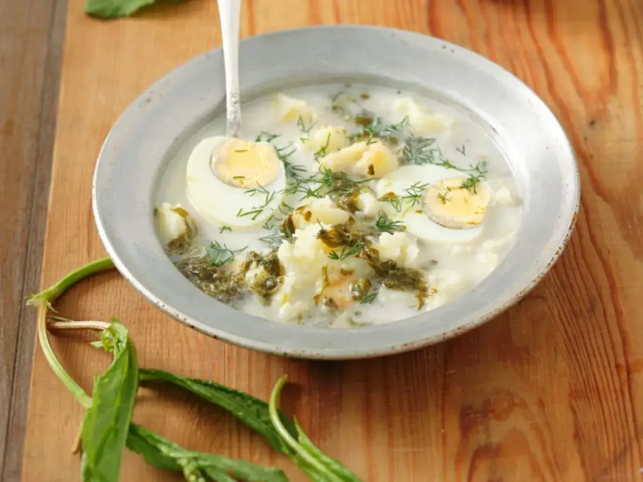 Herzhafte Sauerampfer-Suppe mit Kartoffeln und Ei, garniert mit Dill. Ein Klassiker für Sauerampfer Rezepte.
