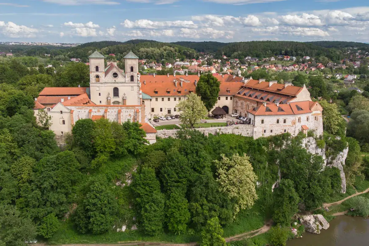 Opactwo Benedyktynów w Tyńcu, jedna z najpiękniejszych atrakcji Małopolska, majestatycznie wznosi się nad Wisłą.