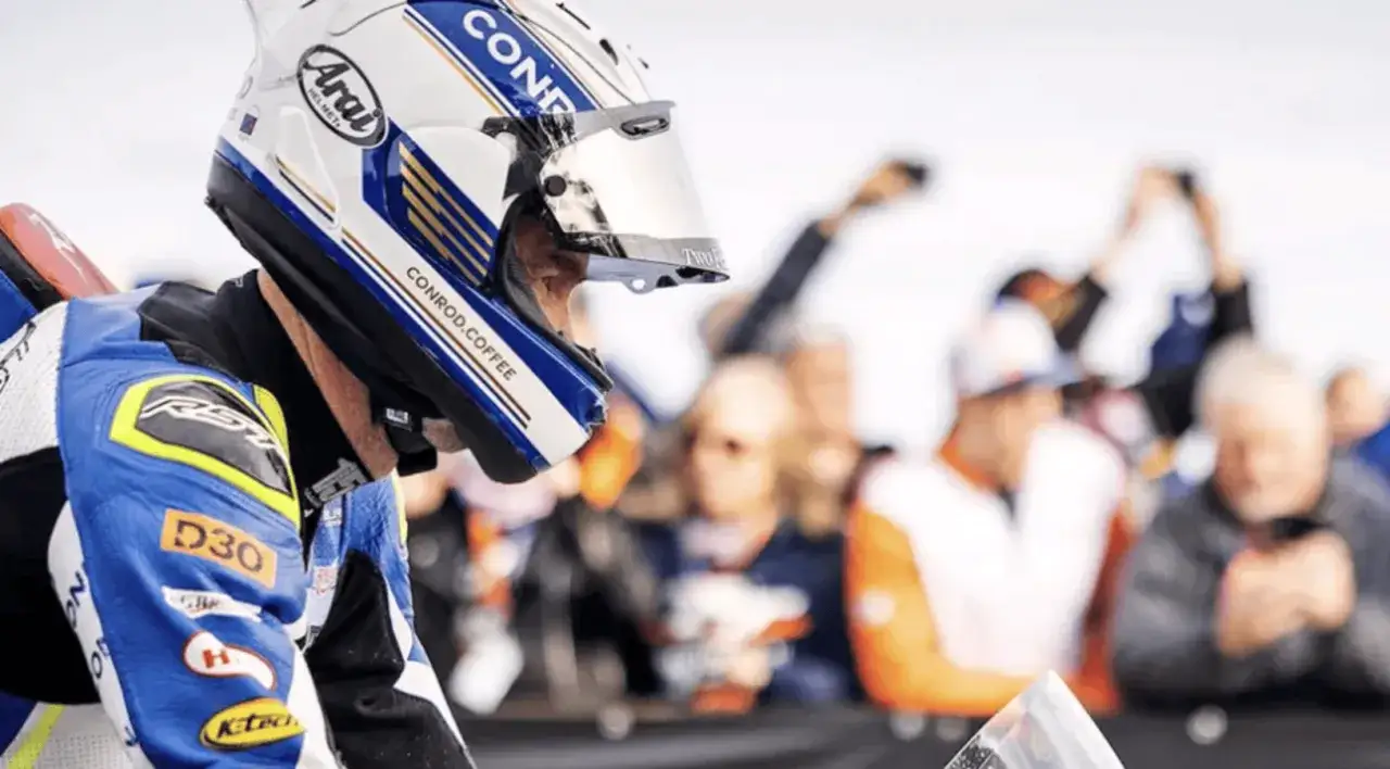 Conor Cummins, piloto de motos, con casco blanco y azul, listo para la carrera.