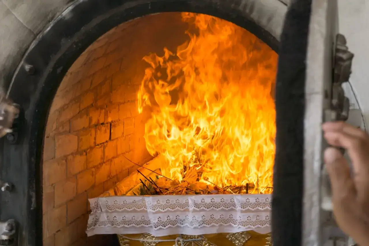 Płomienie trawią trumnę w krematorium. Czy kości się palą? Intensywny ogień w piecu.