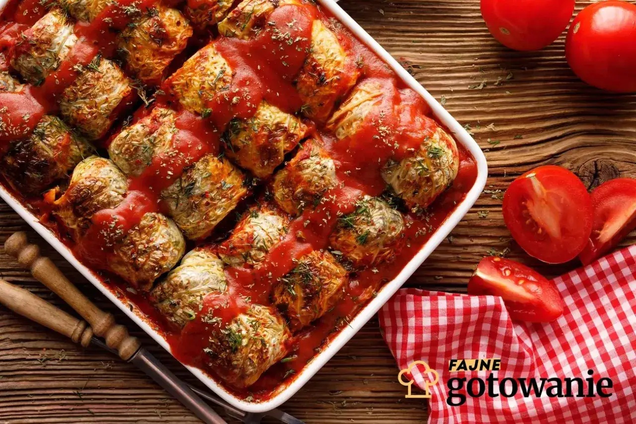Pyszne gołąbki w sosie pomidorowym, gotowe do pieczenia w piekarniku. Aromatyczne danie, które zachwyci każdego.