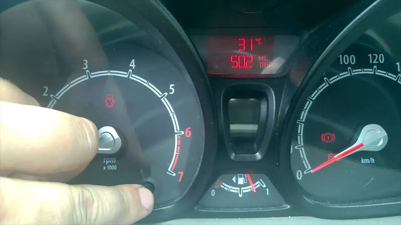 Wnętrze Forda Fiesty Mk7 z widocznym wskaźnikiem paliwa