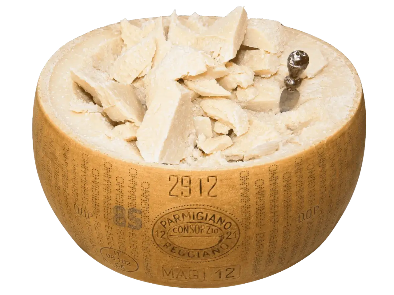 Ein Rad Parmigiano Reggiano, frisch zerbrochen, mit einem K&auml;semesser. Der w&uuml;rzige Duft von ist parmigiano parmesan liegt in der Luft.