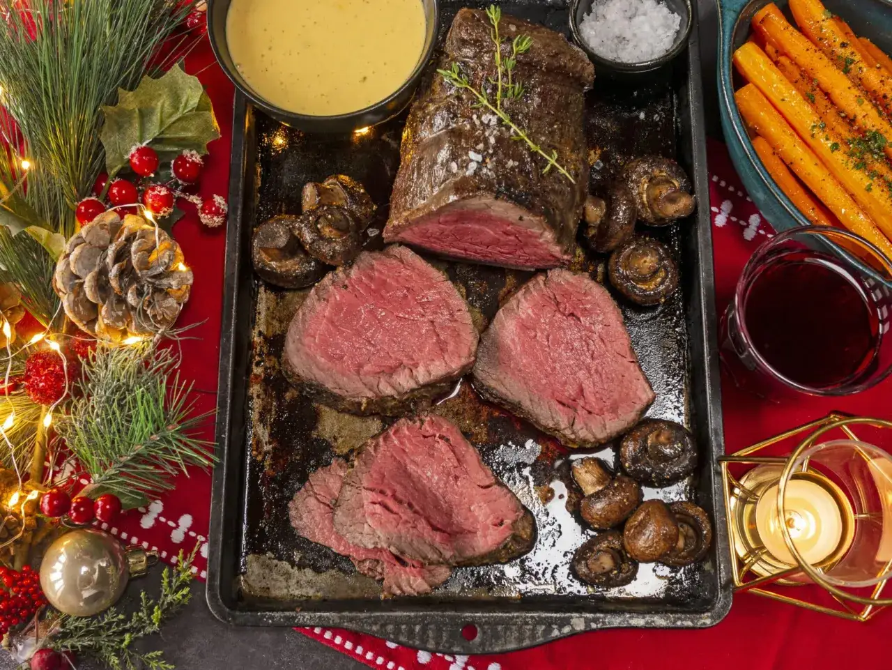 Perfekt tillagad oxfile sous vide med svamp, mor&ouml;tter, s&aring;s och juldekorationer. En festlig m&aring;ltid.