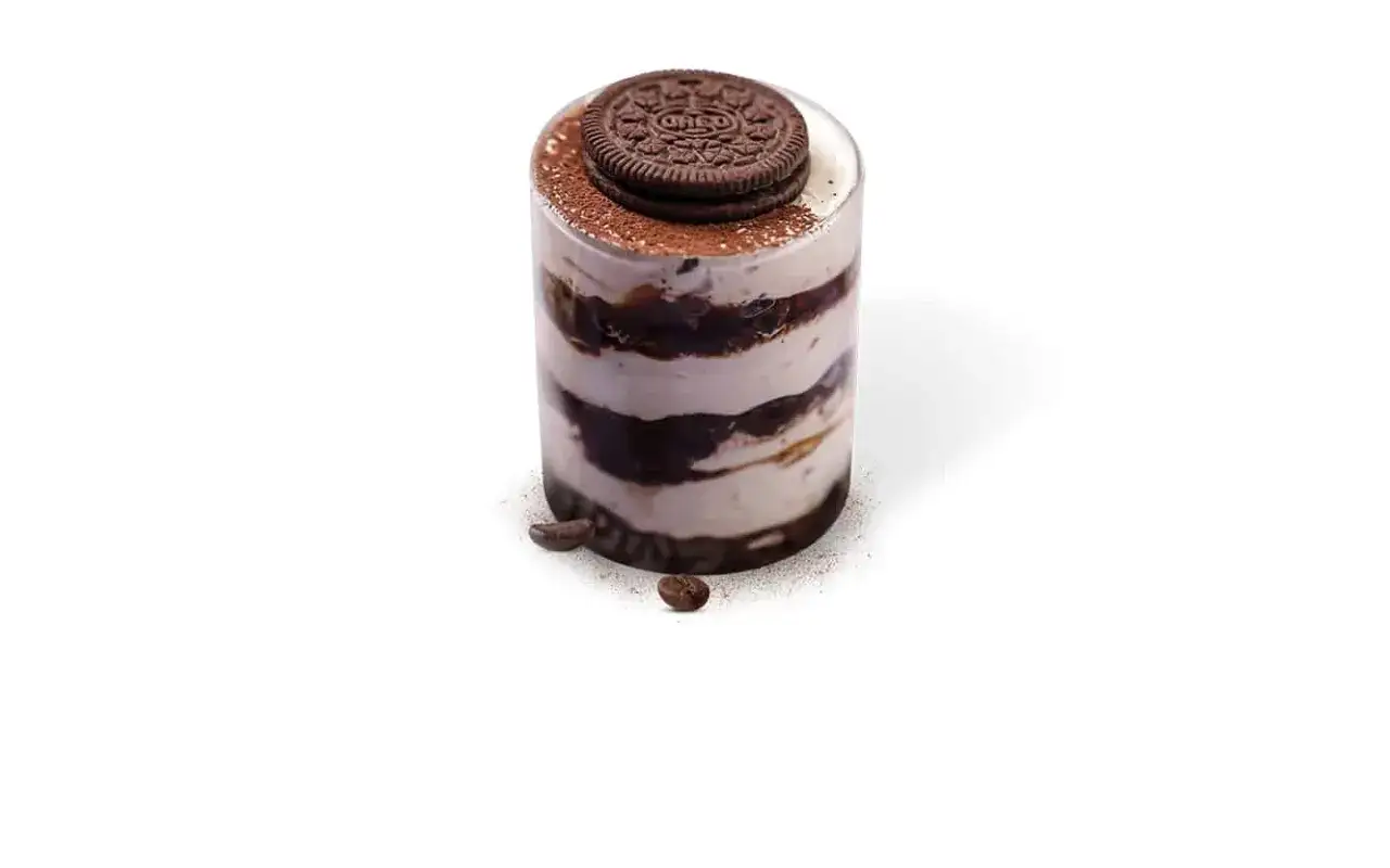 Un d&eacute;licieux tiramisu Oreo en verrine, garni d'un biscuit et de grains de caf&eacute;.