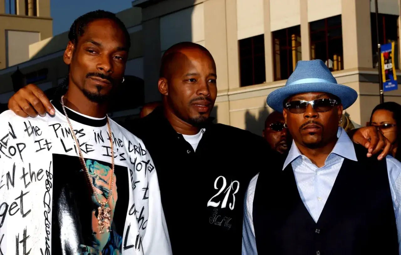 Snoop Dogg, Day Day i Nate Dogg, kt&oacute;rego śmierć wstrząsnęła światem hip-hopu, pozują do zdjęcia.