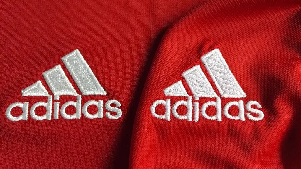 porównanie logo bluzy oryginalnej i podróbki