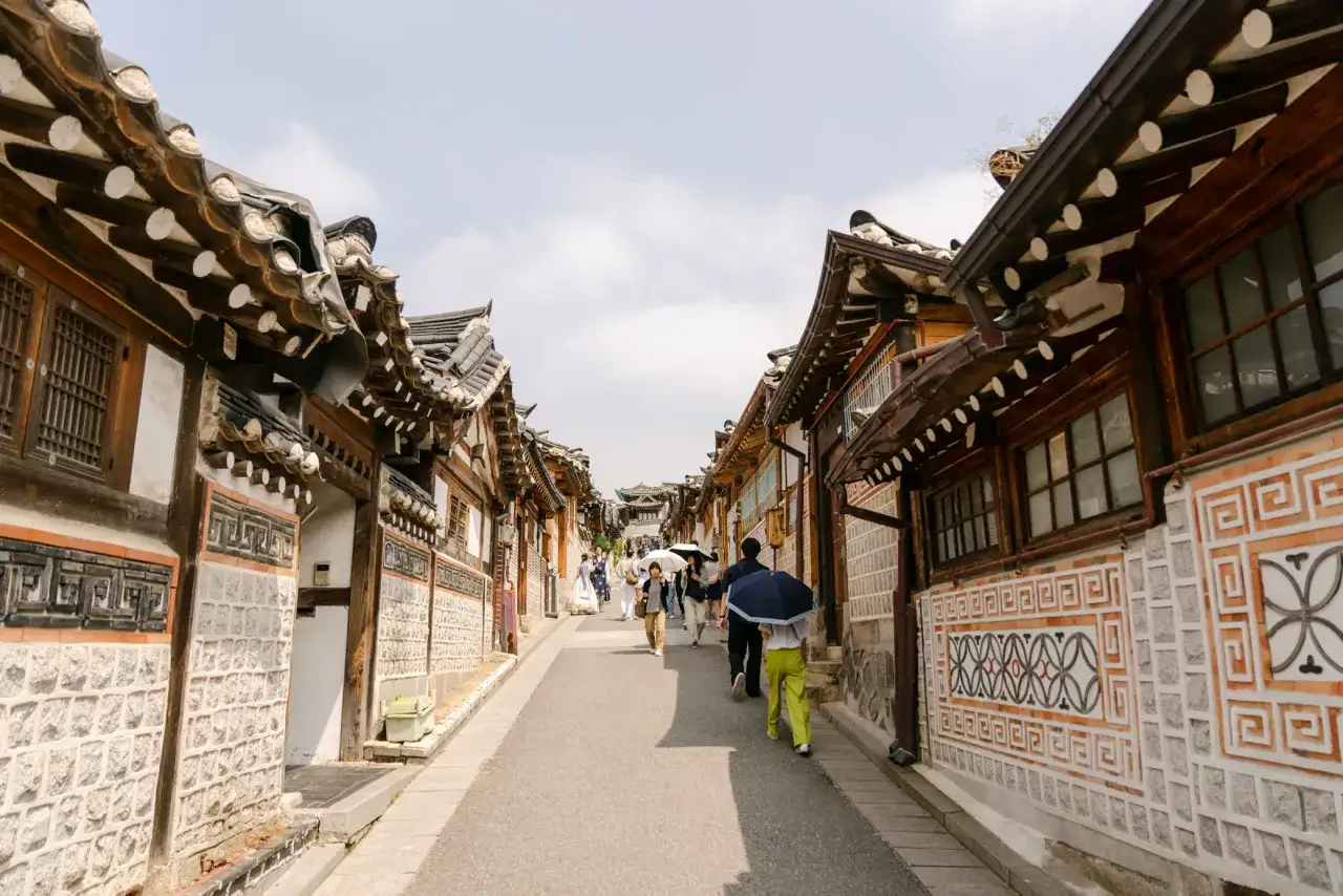 Dans les rues de Séoul, découvrez l'architecture traditionnelle. Que faire à Séoul ? Se promener dans ce quartier historique est une excellente idée.