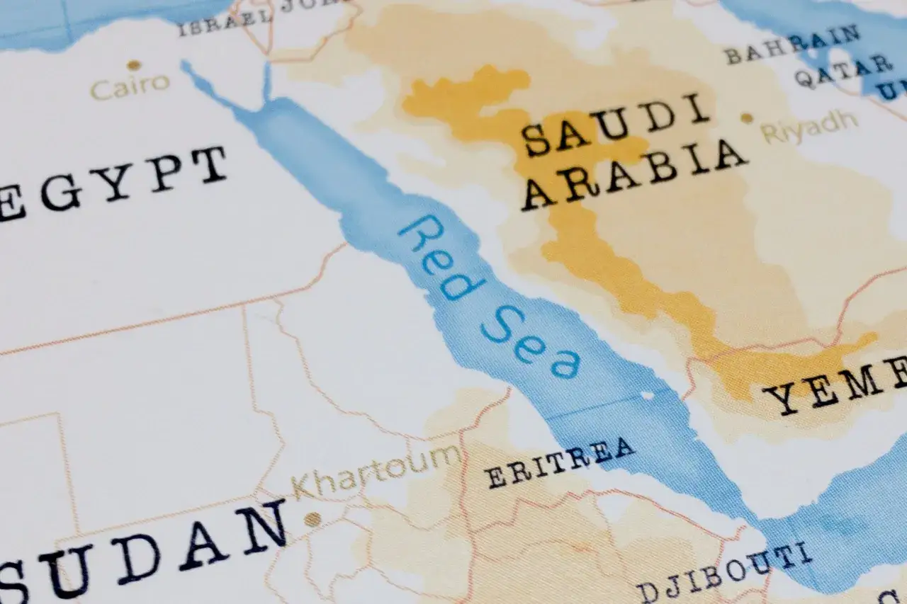 Mapa pokazuje, gdzie jest Morze Czerwone, między Egiptem, Sudanem, Arabią Saudyjską i Erytreą.