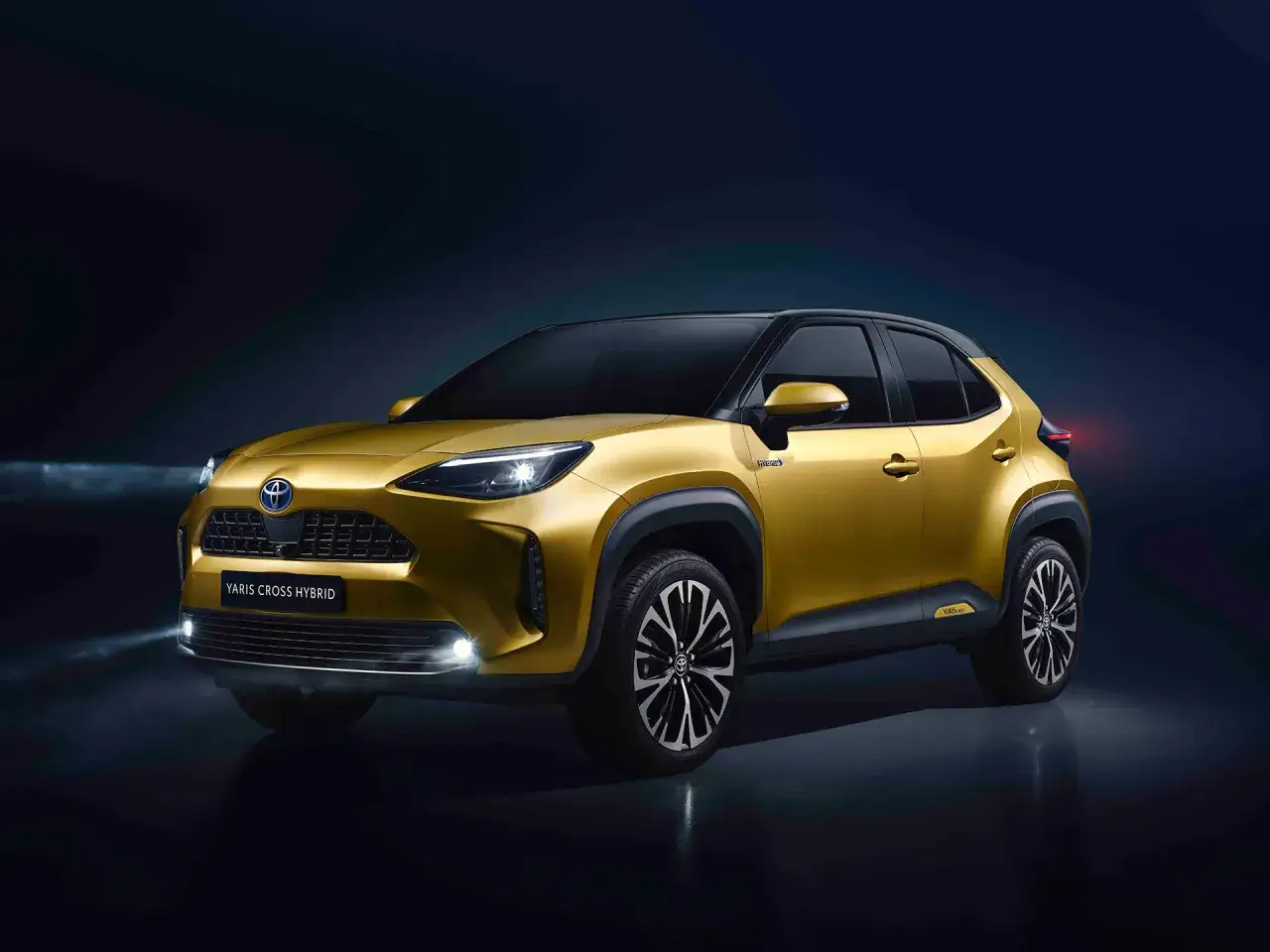 Złoty Toyota Yaris Cross Hybrid, z napisem 