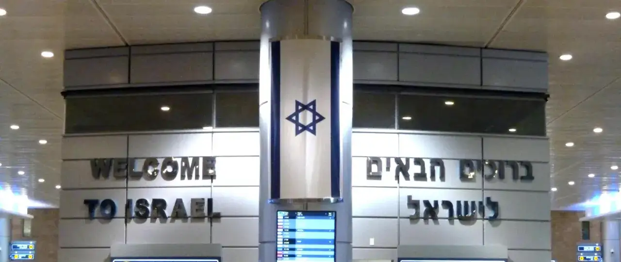 Powitanie w Izraelu. Flaga Izraela i napisy