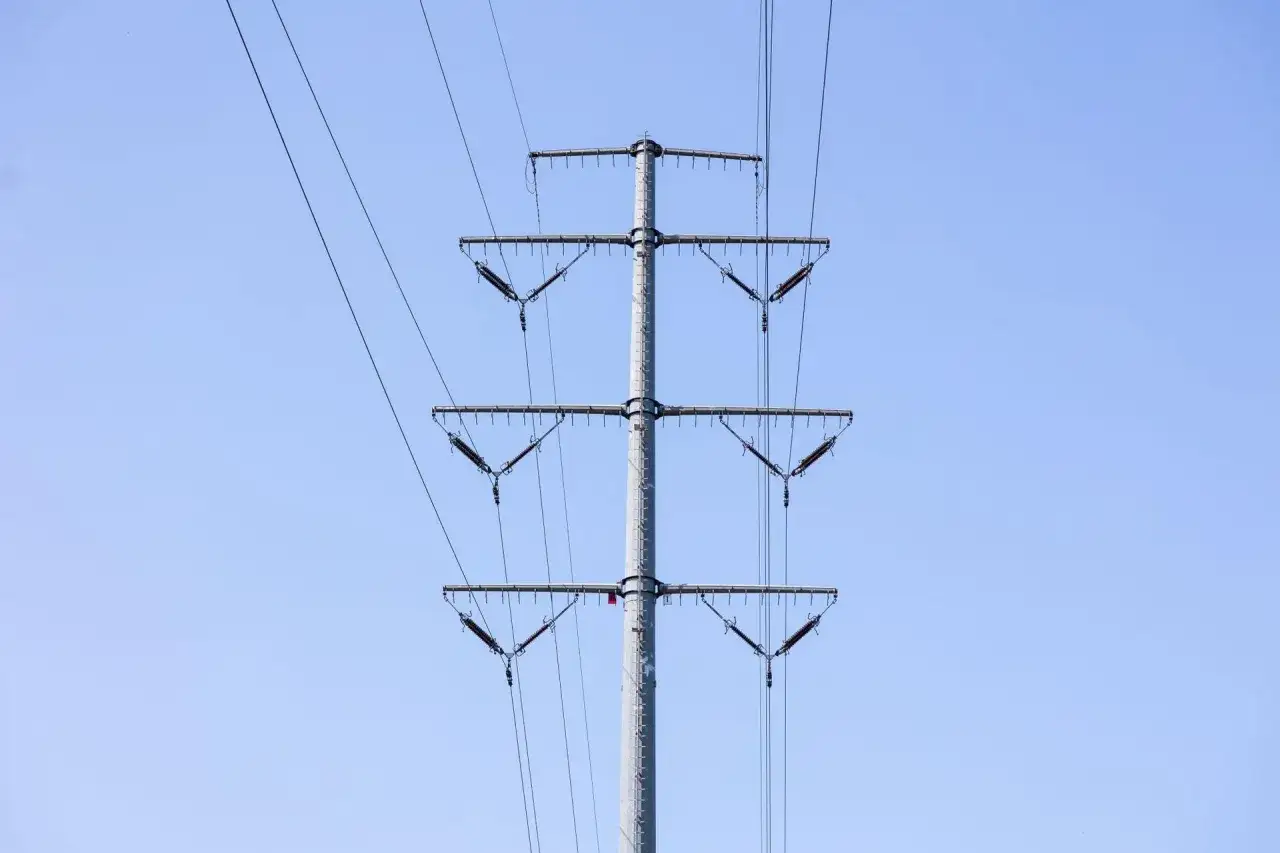 Słup energetyczny z przewodami pod napięciem. Zastanawiasz się, ile można dostać odszkodowania za słupy energetyczne?
