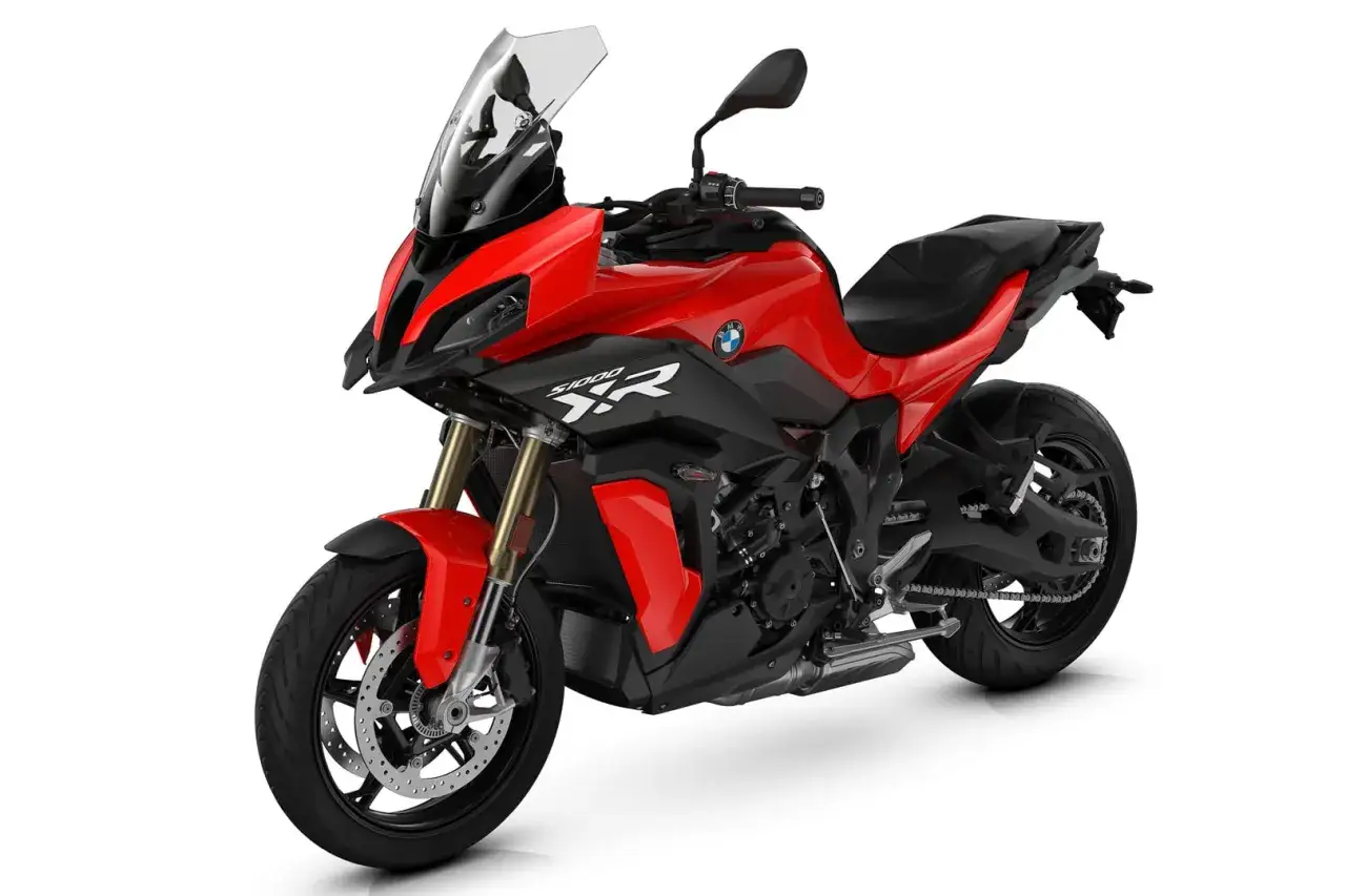 Czerwony motocykl sportowo-turystyczny BMW 1000 XR z czarnymi akcentami i wysoką szybą.