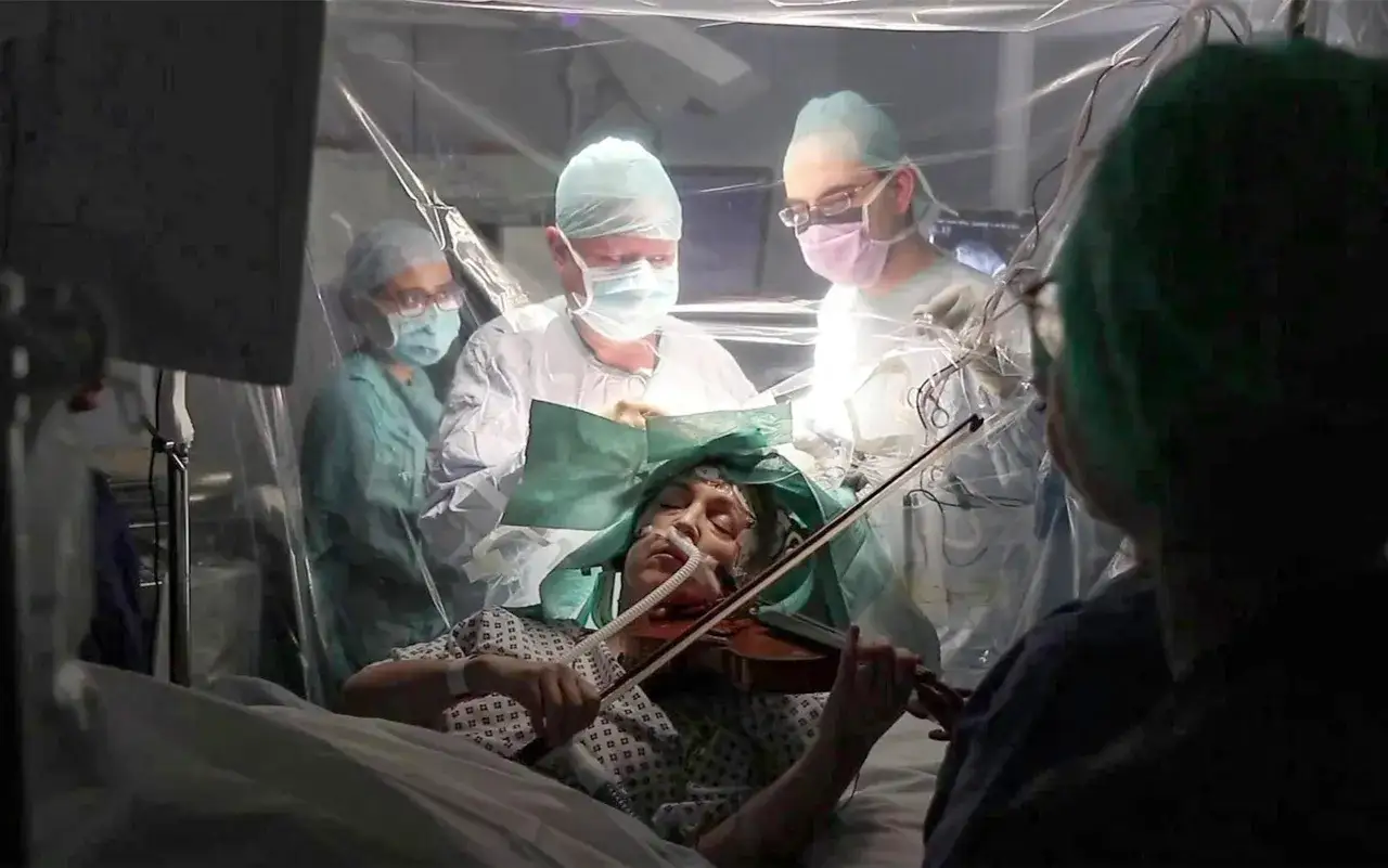 Pacjent gra na skrzypcach podczas operacji mózgu. To przykład, co to jest lobotomia i jak wygląda współczesna neurochirurgia.