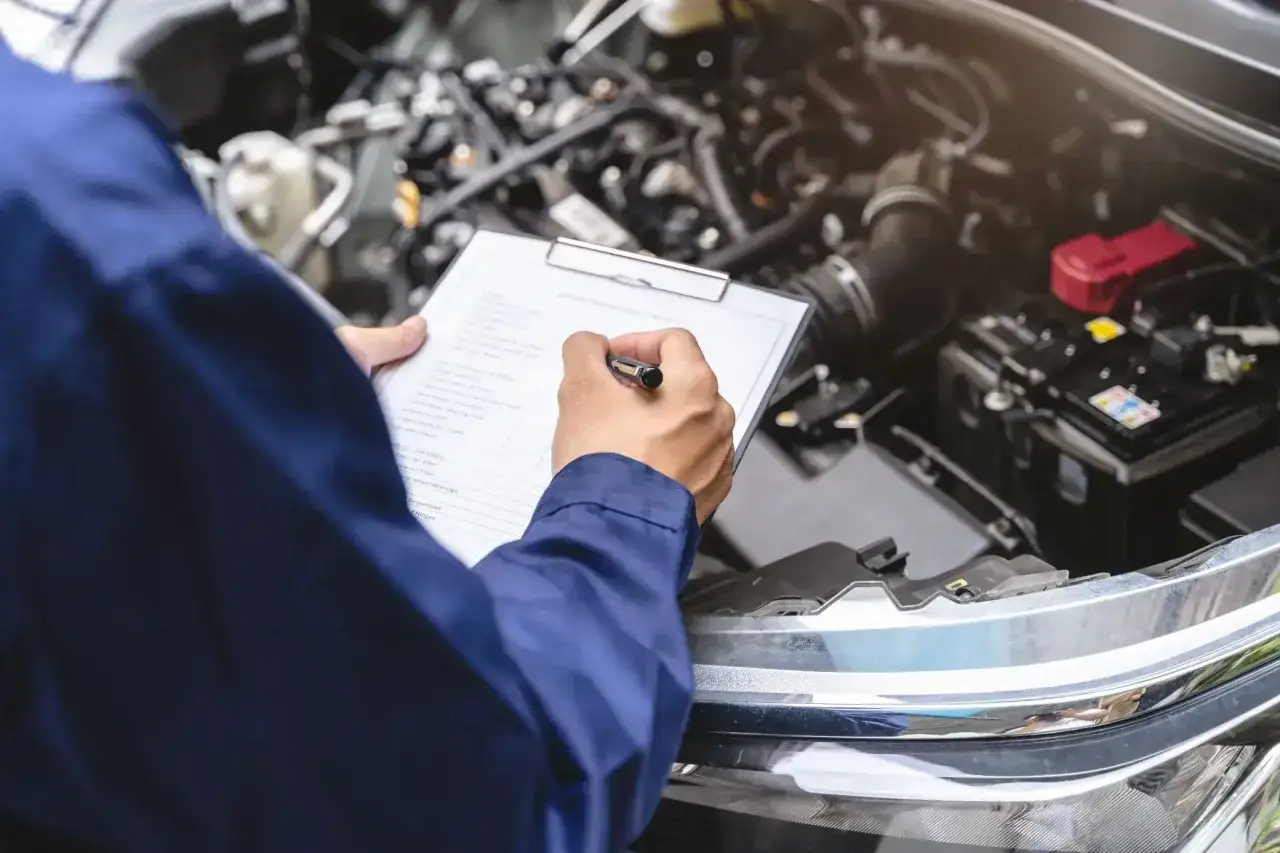 Mechanik sprawdza listę kontrolną przy silniku. Co jeśli samoch&oacute;d nie przejdzie przeglądu?