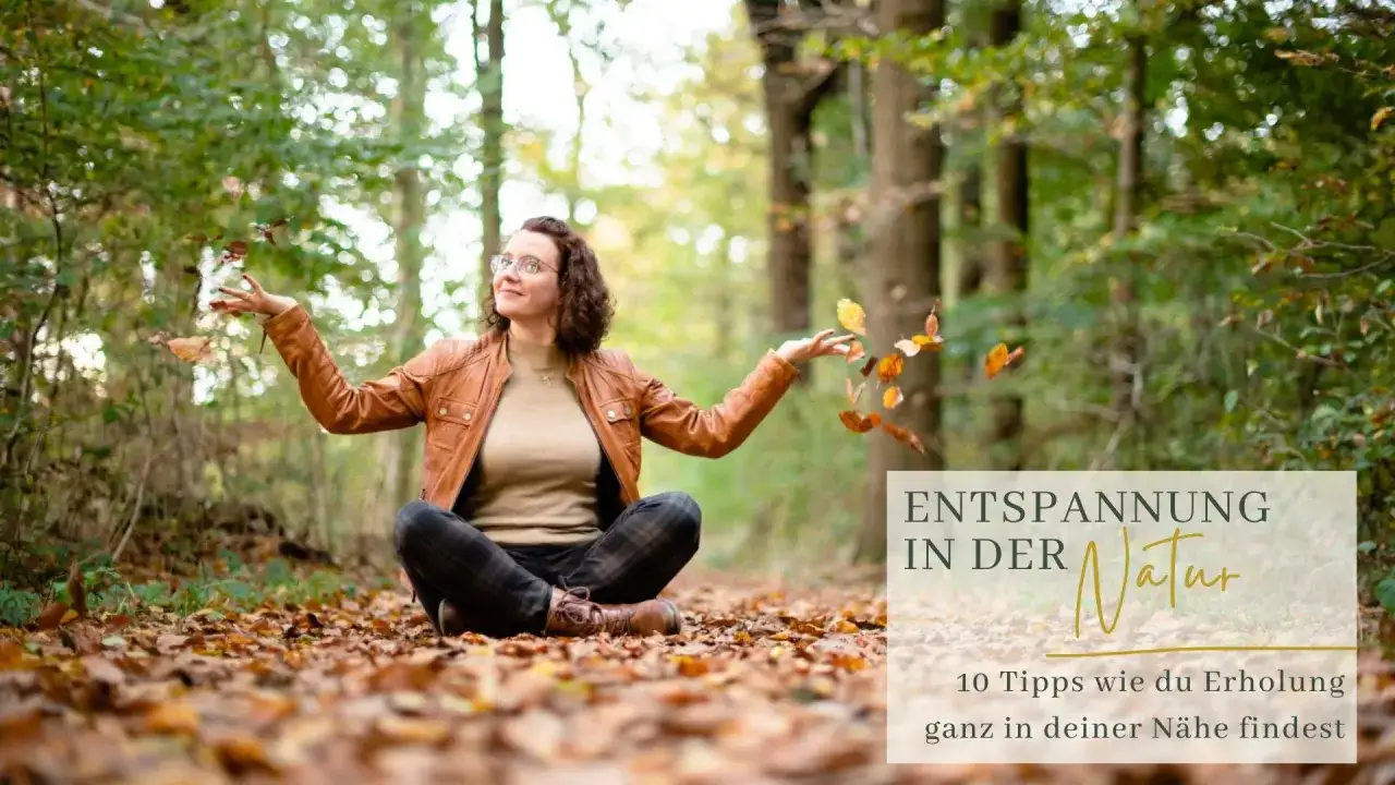 Frau wirft im Herbstlaub Blätter hoch. Eine Entspannungsgeschichte für Erwachsene, die Erholung in der Natur finden.