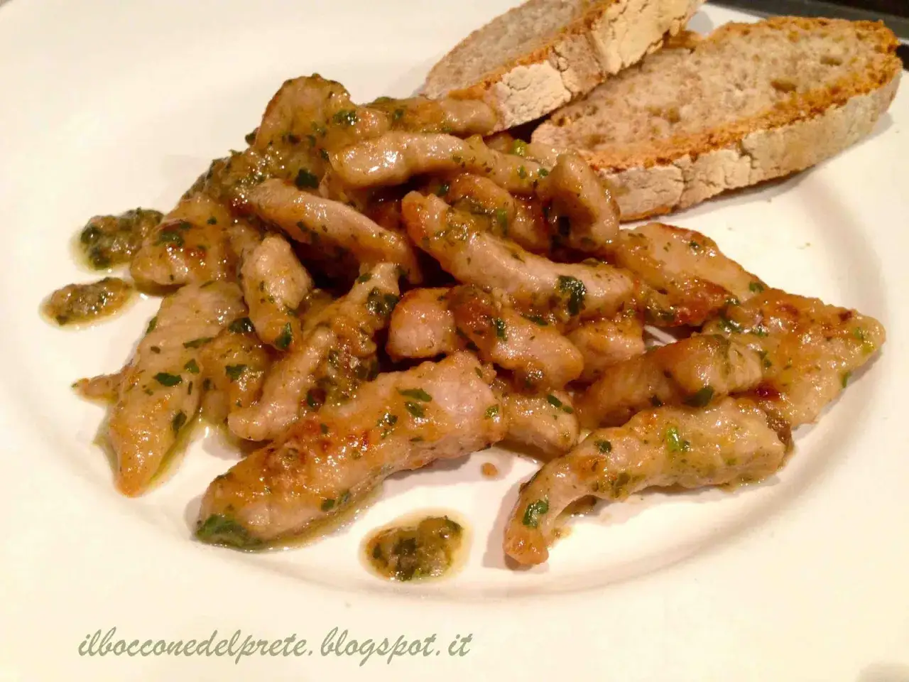 Deliziosi straccetti di vitello saltati con erbe aromatiche, serviti con fette di pane tostato.