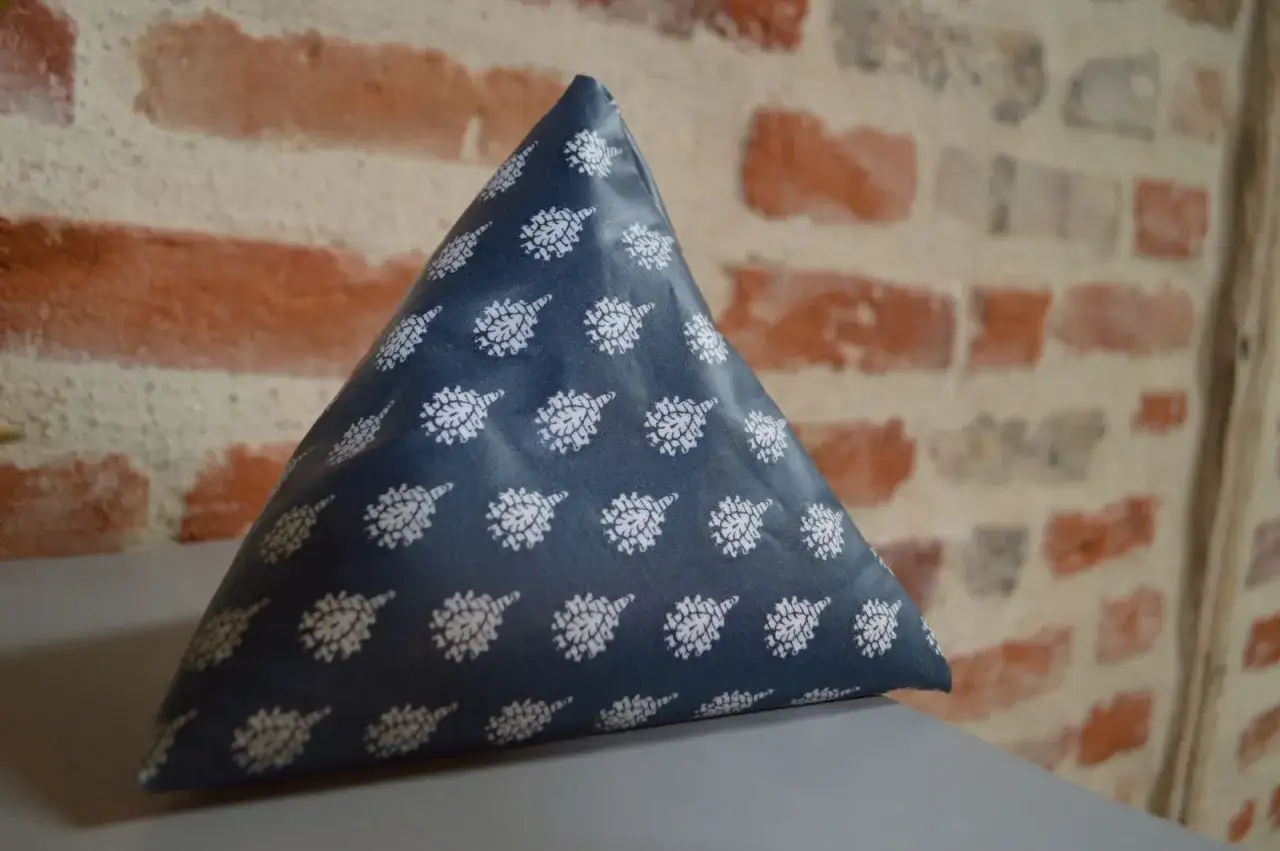 Un cale porte en tissu bleu marine avec un motif blanc, parfait pour un projet de couture gratuit.
