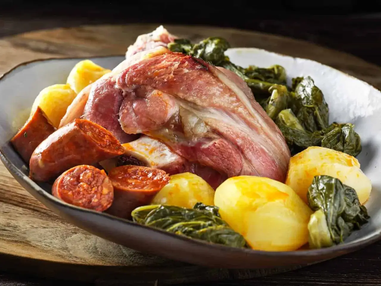 Un plato generoso de lacon con grelos, acompa&ntilde;ado de patatas y chorizo.
