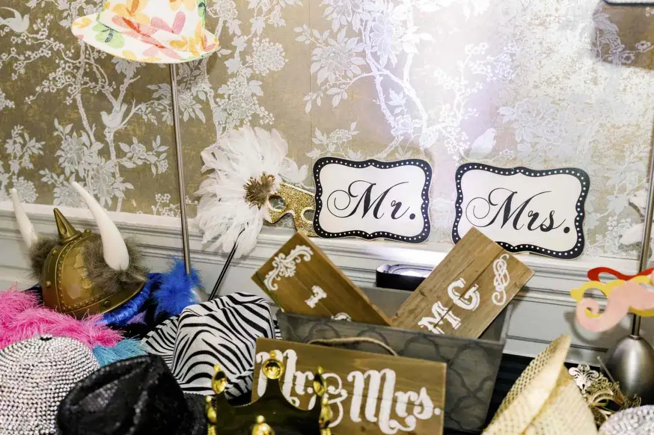 DIY Photo Booth mit lustigen Accessoires: H&uuml;te, Masken, 
