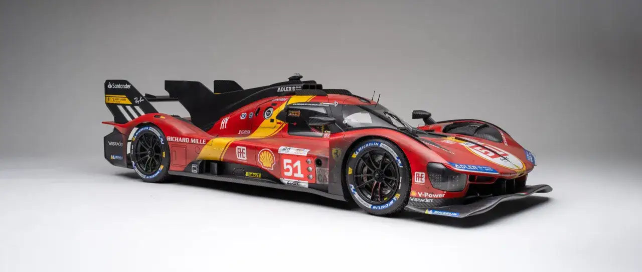 Wyścigowy Ferrari 499P w barwach zespołu z numerem 51, gotowy do startu w Le Mans.