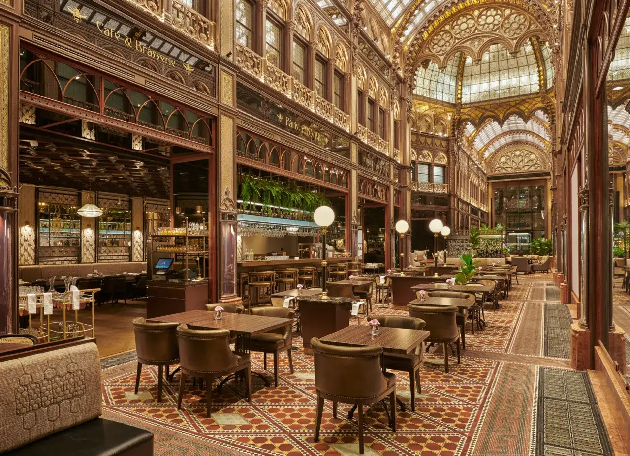 Elegant caf&eacute; i Budapest med vackert m&ouml;nstrat golv och utsmyckad arkitektur. Perfekt f&ouml;r en stunds avkoppling och god budapest mat.