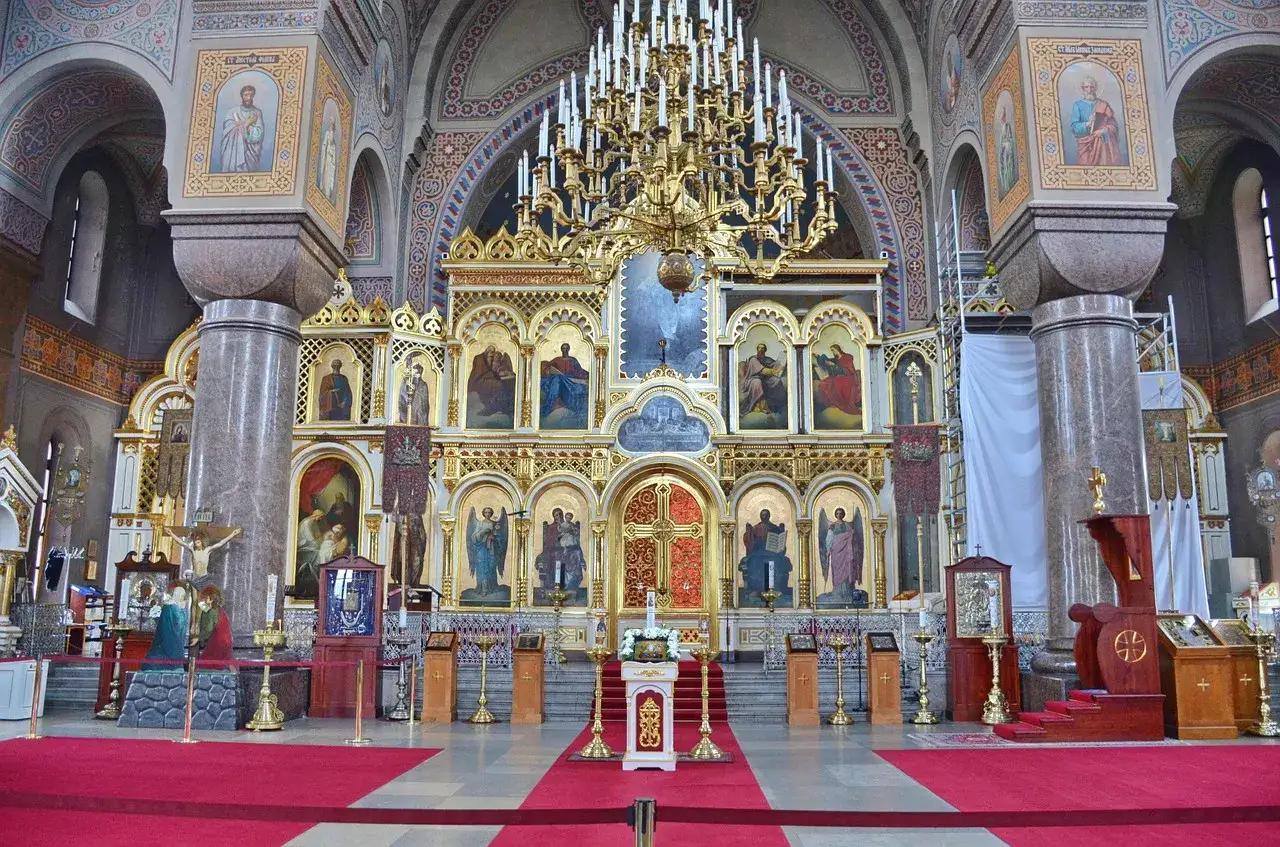 Wnętrze cerkwi z ikonostasem, bogato zdobionym złotem i malowidłami. Czy wahadełko jest wiarygodne w takim miejscu?