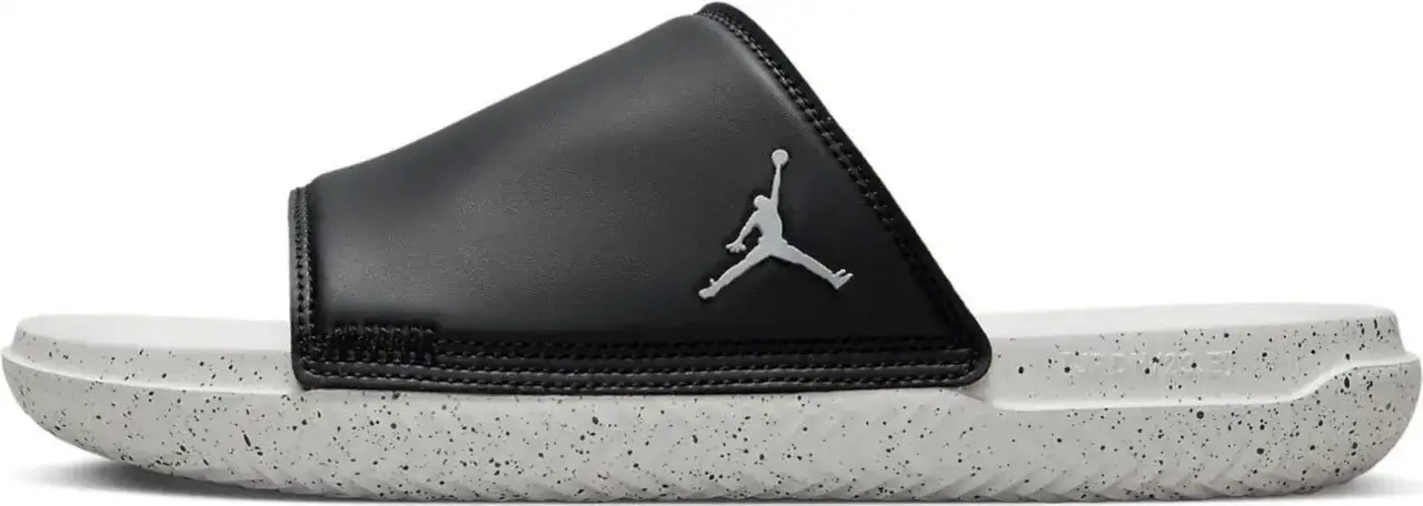 Czarne klapki Jordan Play Slide z logo Jumpmana i podeszwą w cętki. Idealne na basen i plażę.