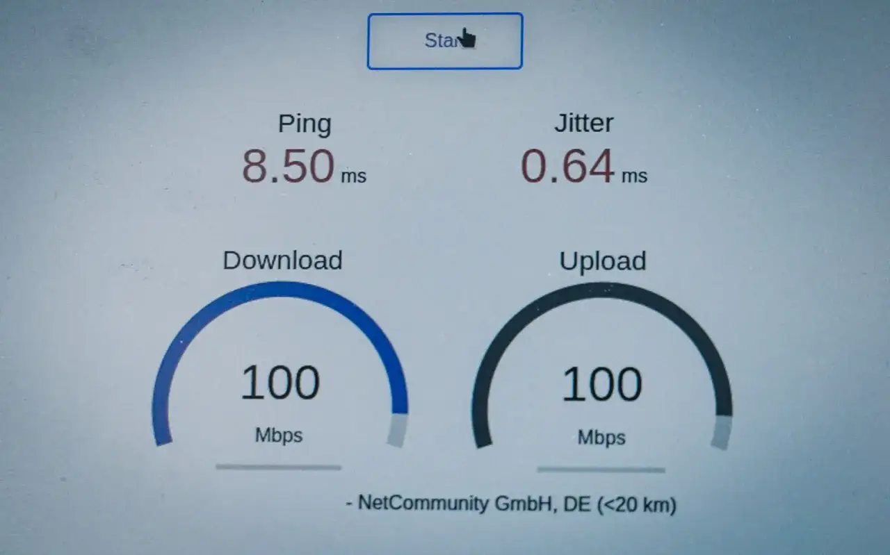Geschwindigkeitstest zeigt 100 Mbps Download/Upload. Ping 8.50 ms, Jitter 0.64 ms. Ein guter wie schnell internetanschluss!