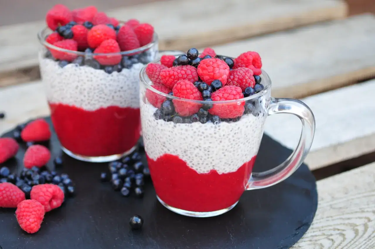 Pudding chia z malinami i borówkami. Zastanawiasz się, ile może stać pudding chia w lodówce? Ten deser jest pyszny i zdrowy!