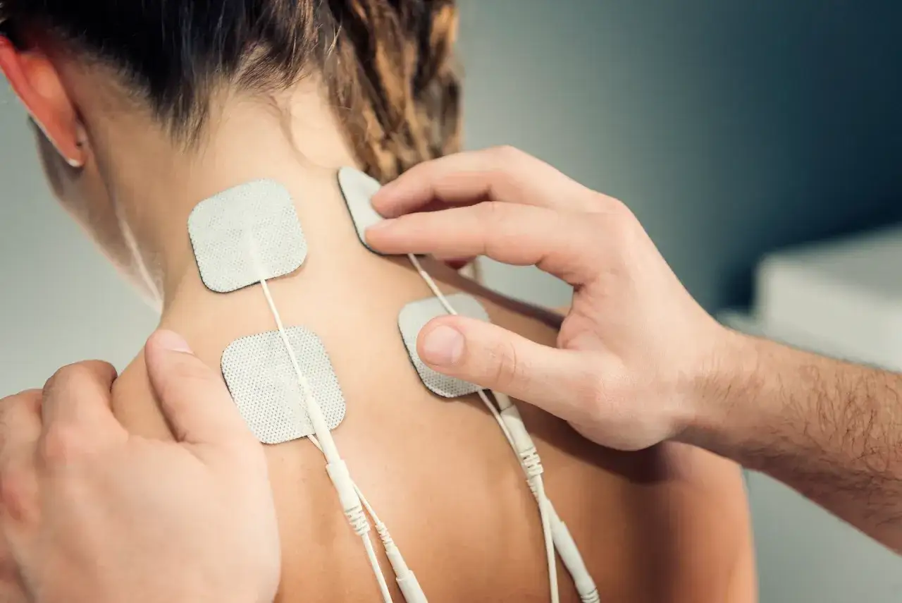 Elektrody na kręgosłup szyjny. Terapia prądami TENS dla ulgi w bólu.
