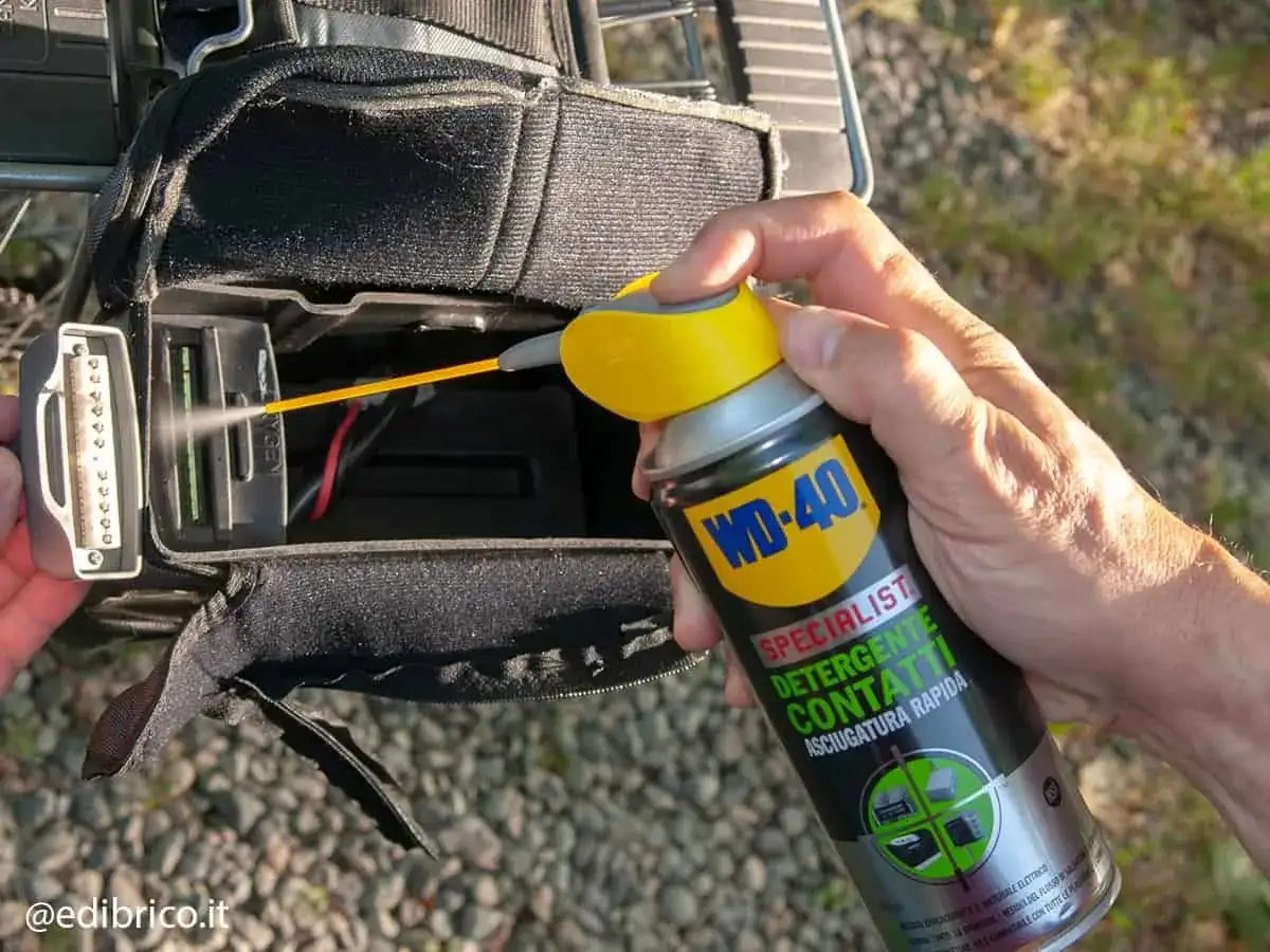 Pulire contatti ossidati fai da te con WD-40 Specialist. Un intervento rapido per ripristinare la funzionalit&agrave; dei collegamenti elettrici.