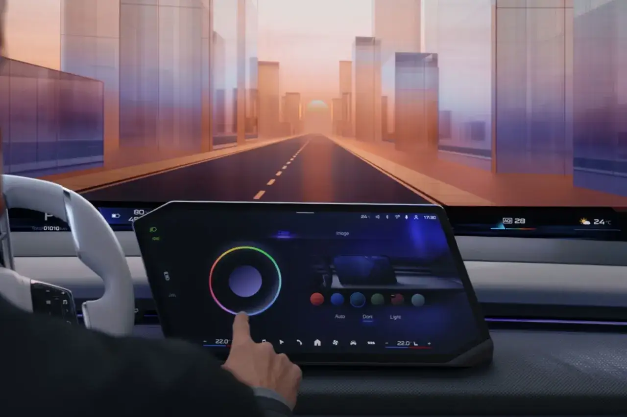 Interior de un BMW con pantalla táctil mostrando opciones de color y ambiente. El sistema active guard se integra con la interfaz futurista.
