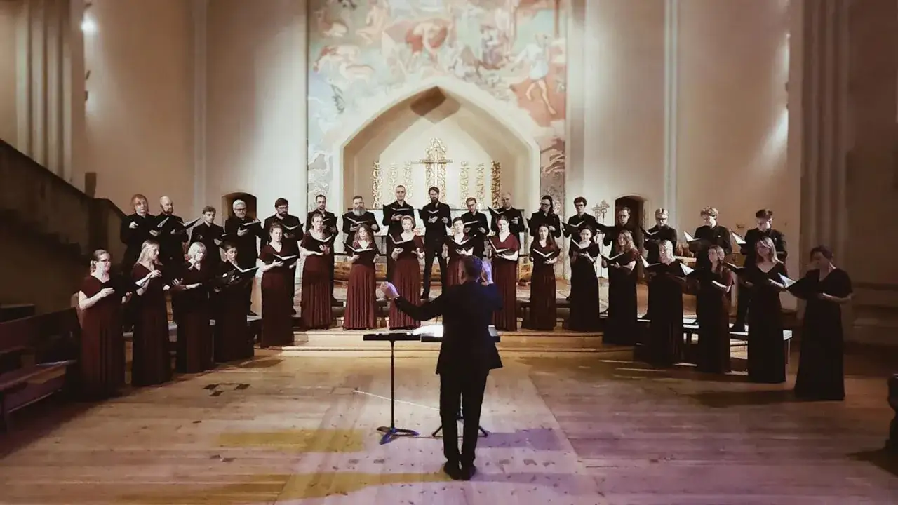 Stor k&ouml;r upptr&auml;der vid en adventskonsert i Stockholm.