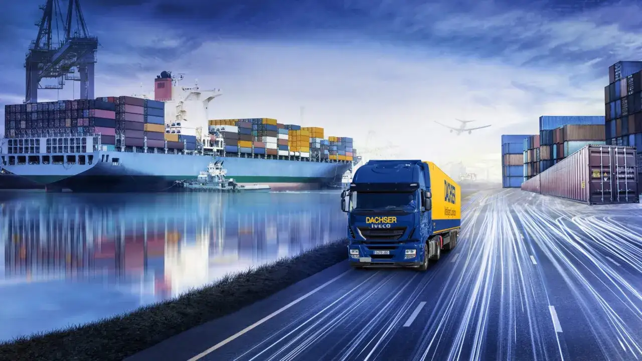 Ein LKW von Dachser fährt auf einer Straße, während ein Containerschiff im Hafen liegt. Dies symbolisiert die globale Logistik und die Sicherheit, die ein letter of indemnity bietet.