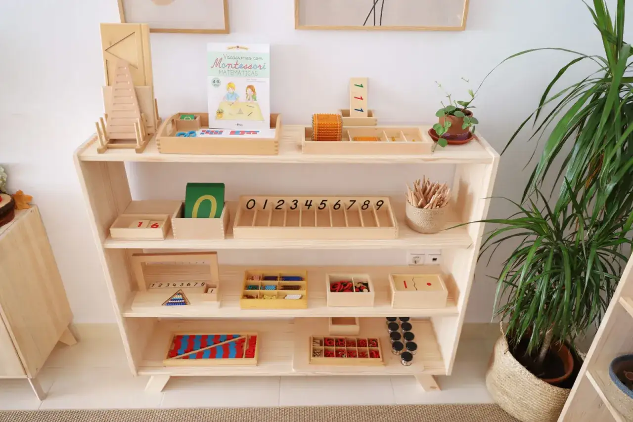 Estanter&iacute;a con materiales de matem&aacute;ticas, como ejemplo de m&eacute;todo Montessori. Incluye cuentas, n&uacute;meros y tarjetas.