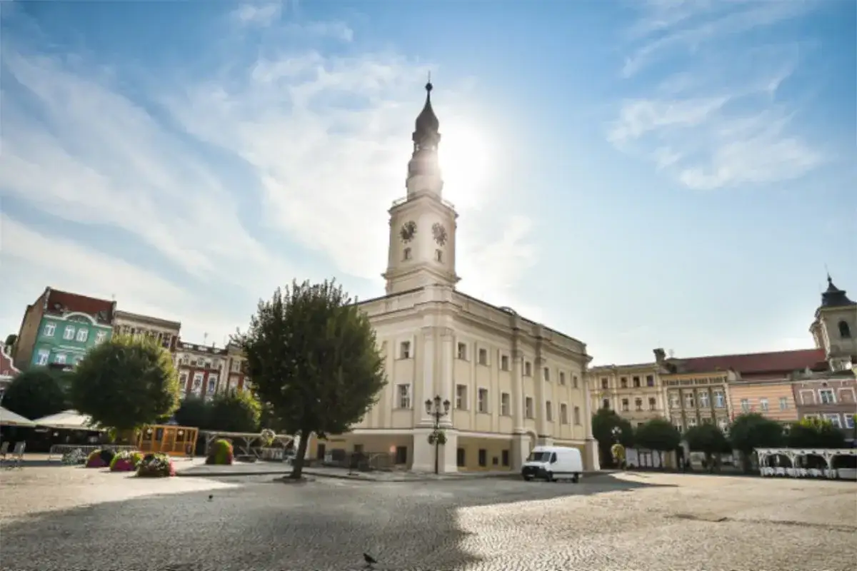 Rynek w Lesznie z ratuszem i wieżą zegarową. Idealne miejsce na weekendowe atrakcje, spacer i kawę.