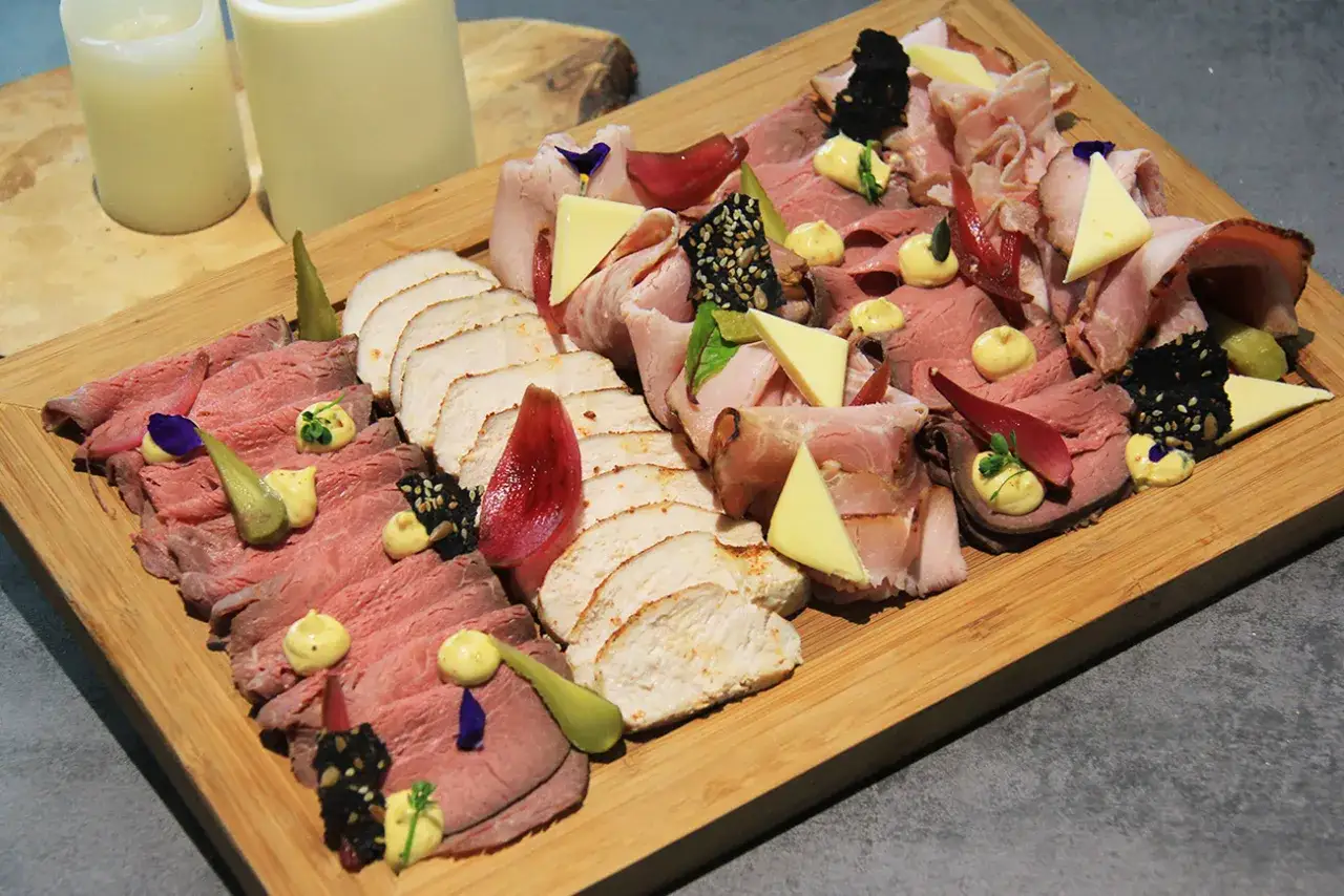 Plateau de charcuterie et viandes froides, parfait pour une id&eacute;e repas conviviale. R&ocirc;ti de b&oelig;uf, poulet, jambon, fromage, cornichons et condiments.