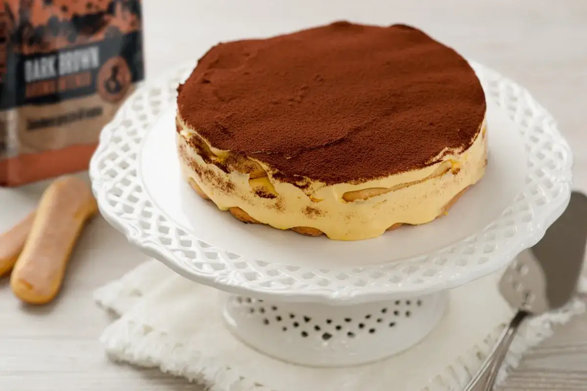 Tiramisù ricetta originale, cremoso e spolverato di cacao, pronto per essere gustato.