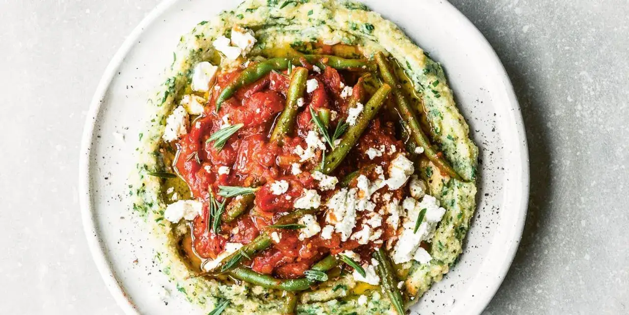 Ein cremiges Polenta-Rezept mit gr&uuml;nen Bohnen, Tomaten und zerbr&ouml;seltem Feta. Ein k&ouml;stliches Gericht, das Lust auf mehr macht.