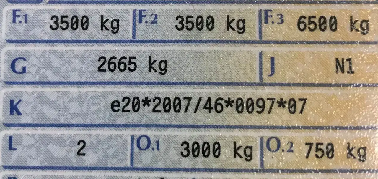 Szczegóły z dowodu rejestracyjnego: F.1 3500 kg, F.2 3500 kg, F.3 6500 kg, G 2665 kg, J N1, K e20*2007/46*0097*07, L 2, O.1 3000 kg, O.2 750 kg.