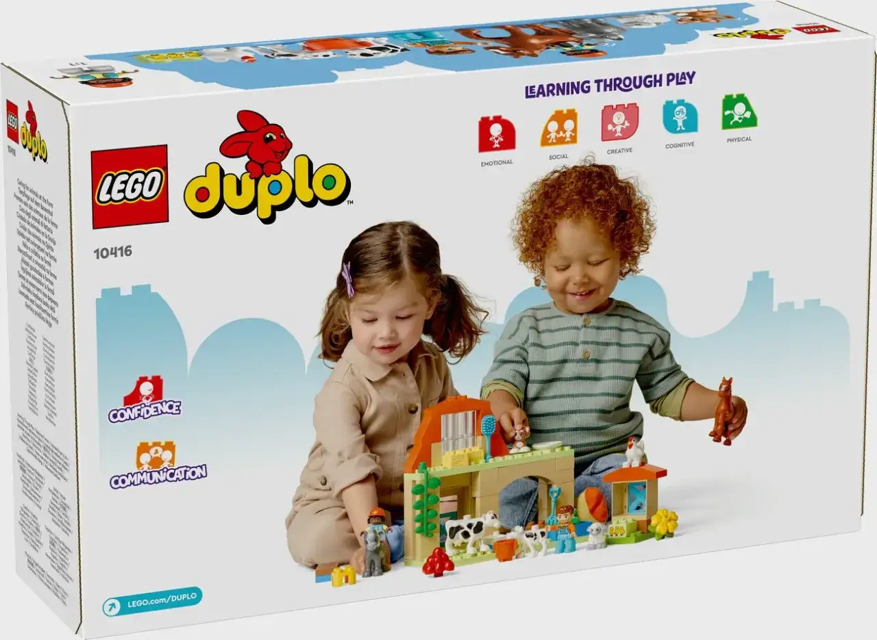 Kinder bauen mit dem LEGO DUPLO Bauernhof Set. Die Anleitung zeigt, wie man Tiere und Geb&auml;ude zusammensetzt.