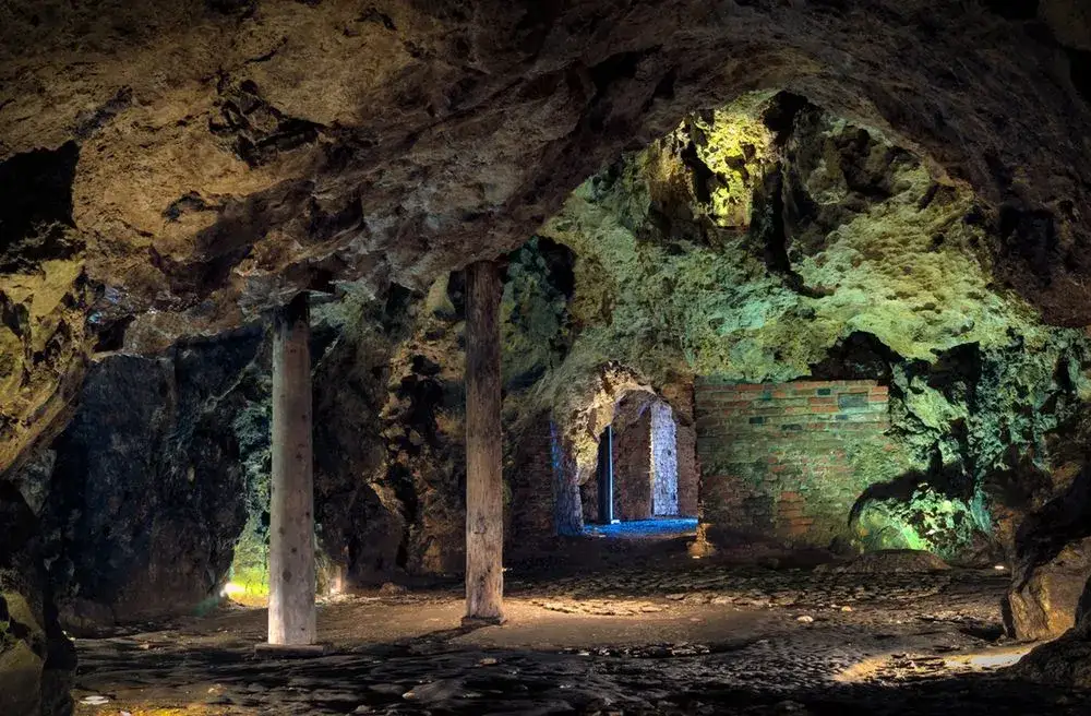 Jaskinia Smocza Wawel wnętrze archeologia