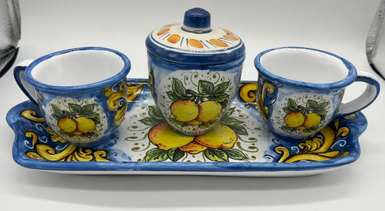 Set di ceramica dipinta a mano con limoni, composto da vassoio, zuccheriera e due tazzine. Perfetto per sapere quanti ml è una tazzina di caffè.