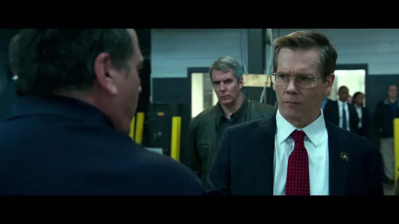 Kevin Bacon i rollistan i Patriots Day, med andra män i bakgrunden.