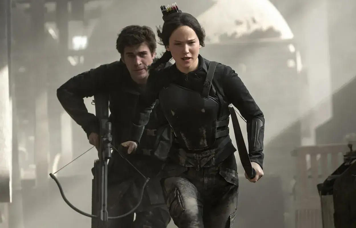 Katniss i Gale biegną, gotowi do walki. Muzyka Jamesa Newtona Howarda do